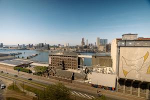 uitzicht op een stad met een rivier en gebouwen bij ART Hotel Rotterdam-Fully Renovated in Rotterdam