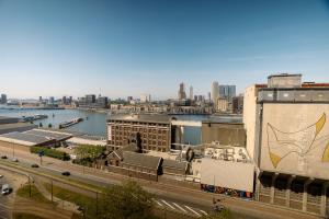 Blick auf eine Stadt mit Fluss und Gebäuden in der Unterkunft ART Hotel Rotterdam-Fully Renovated in Rotterdam