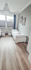 מיטה או מיטות בחדר ב-Zweibettzimmer "Grau" in zentraler Lage