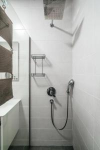 Bilik mandi di Olive Tree Apartments by In Property