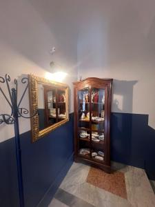 um quarto com um armário de medicamentos e um espelho em Petite Etoile em SantʼAgata di Militello