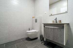 Bilik mandi di Olive Tree Apartments by In Property