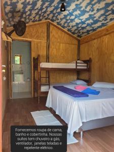 帕拉蒂的住宿－Piratas Cabanas Camping Bar，一间卧室设有两张双层床和天花板,天花板上装饰有图案。