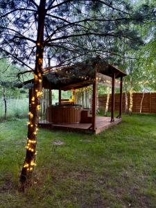 Vonkajšia záhrada v ubytovaní Domek nad Zegrzem z prywatnym jacuzzi