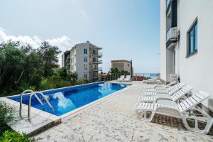 Kolam renang di atau dekat dengan Olive Tree Apartments by In Property