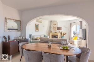 Χώρος καθιστικού στο Villa Costa del Cielo by Abahana Villas +14 φωτογραφίες