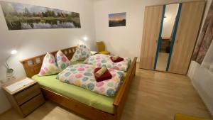 een slaapkamer met een bed met kussens erop bij Appartement Schareckblick in Bad Gastein