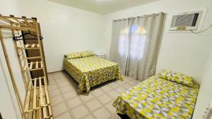 Camera piccola con 2 letti e una scala. di Casa Jardim Colorado a Vila Velha