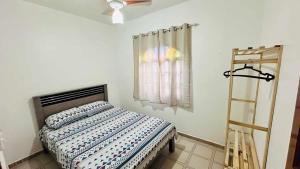 una camera con un letto e una scala di Casa Jardim Colorado a Vila Velha