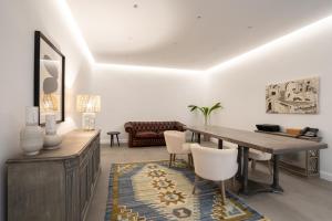Istumisnurk majutusasutuses NĒRO Suites by NOMÉE Hospitality Group