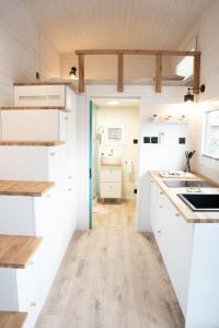 Kuchyň nebo kuchyňský kout v ubytování Tiny House Le Poulailler