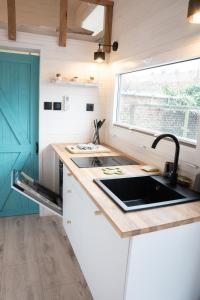 Kuchyň nebo kuchyňský kout v ubytování Tiny House Le Poulailler