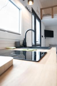 Kuchyň nebo kuchyňský kout v ubytování Tiny House Le Poulailler