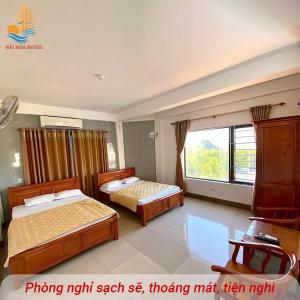 pokój hotelowy z 2 łóżkami i oknem w obiekcie Hai Hoa Hotel w mieście Cửa Lô
