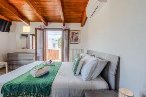 a bedroom with a bed with towels on it at MURTA MARIA, Incantevole a 4 minuti dalla Spiaggia in Murta Maria