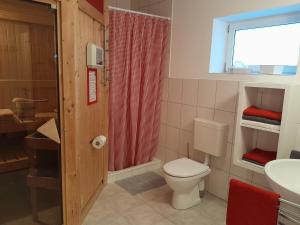 Bilik mandi di Ferienwohnung Wikingerland
