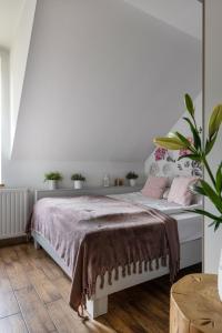Posteľ alebo postele v izbe v ubytovaní Apartamenty pod Orłem - Rezydencja do Skoczni