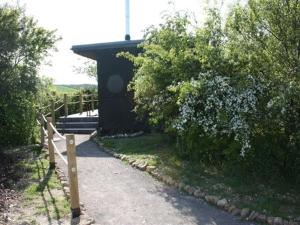 een pad dat leidt naar een huis met een hek bij The Chilterns View in Wallingford