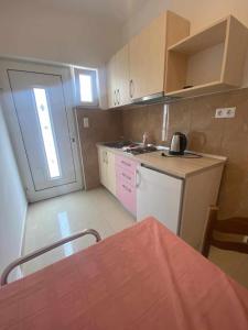 Kuchyň nebo kuchyňský kout v ubytování Apartments Kiro