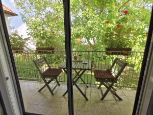 een patio met een tafel en stoelen op een balkon bij Sonnenoase in Deutschkreutz