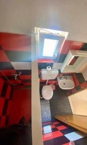łazienka z toaletą i umywalką w obiekcie Apartments Kiro w mieście Milna