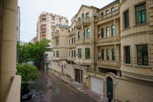 una fila di edifici su una strada di città di Safran Hotel a Baku