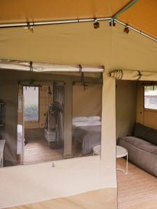 een uitzicht op een slaapkamer en een bed in een caravan bij wecamp Cudillero in El Pito