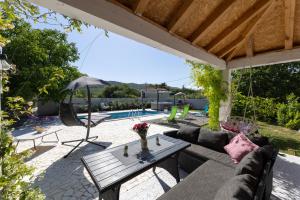Bazén v ubytování Holiday Home Zrincy nebo v jeho okolí