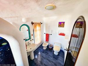 La salle de bains est pourvue d'un lavabo et de toilettes. dans l'établissement Casa del Mar, à Puerto Ayora