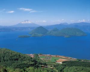 虻田郡にあるウーノ洞爺湖の遠方の山