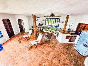 un salon avec un canapé vert et des chaises dans l'établissement Casa del Mar, à Puerto Ayora