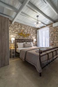 Postel nebo postele na pokoji v ubytování Vivari Stone House