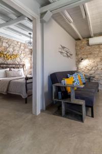 Postel nebo postele na pokoji v ubytování Vivari Stone House + 37 fotografií