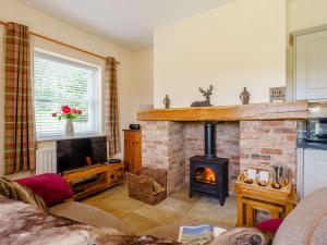 uma sala de estar com lareira e televisão em 1 Bed in North York Moors 56590 em Castleton