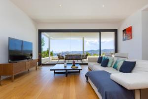 TV a/nebo společenská místnost v ubytování Villa in Ibiza Town sleeps 10 - Villa Vue