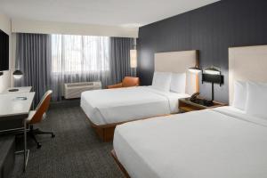 紐哈芬的住宿－耶魯紐黑文萬怡​​酒店，酒店客房配有两张床和一张书桌