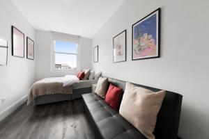 a living room with a couch and a bed at Studio 6- Archway Station in London