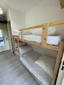 Postel nebo postele na pokoji v ubytování Joli studio près de la forêt