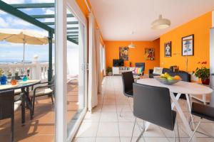蒂亞斯的住宿－Casa Villa La Vega，用餐室以及带桌椅的起居室。