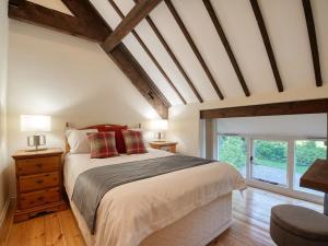 um quarto com uma cama grande e uma janela em 3 Bed in Abbotsbury 92415 em Frome Vauchurch