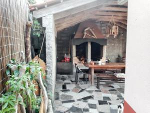 une salle à manger avec une table et une salle à manger dans l'établissement One bedroom house with sea view and enclosed garden at Sao Jorge, à São Jorge