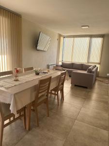 ein Wohnzimmer mit einem Tisch und einem Sofa in der Unterkunft villa marina in Villa General Belgrano