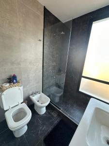 ein Badezimmer mit Toilette, Dusche und Waschbecken in der Unterkunft villa marina in Villa General Belgrano + 2 Fotos
