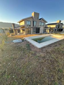 ein Haus mit einem Swimmingpool im Hof in der Unterkunft villa marina in Villa General Belgrano