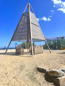 ein großes Netz im Sand an einem Strand in der Unterkunft Village Vacances La Vallicella in Poggio-Mezzana