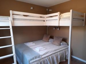 Kristinebergs Bed & Breakfast في مورا: غرفة نوم بسريرين بطابقين في غرفة