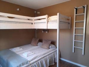 ムーラにあるKristinebergs Bed & Breakfastのベッドルーム1室(白いシーツが備わる二段ベッド2組付)