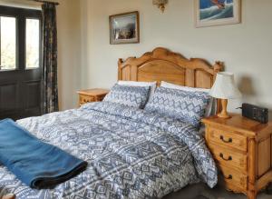 Katil atau katil-katil dalam bilik di 5 bedrooms house at Co Kerry 500 m away from the beach with sea view enclosed garden and wifi
