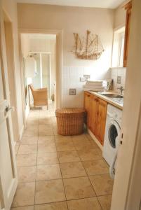 een keuken met een wasmachine en droger in de kamer bij 5 bedrooms house at Co Kerry 500 m away from the beach with sea view enclosed garden and wifi in Kells