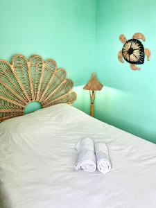 Una cama o camas en una habitación de Evasion dépaysante en bord de Garonne